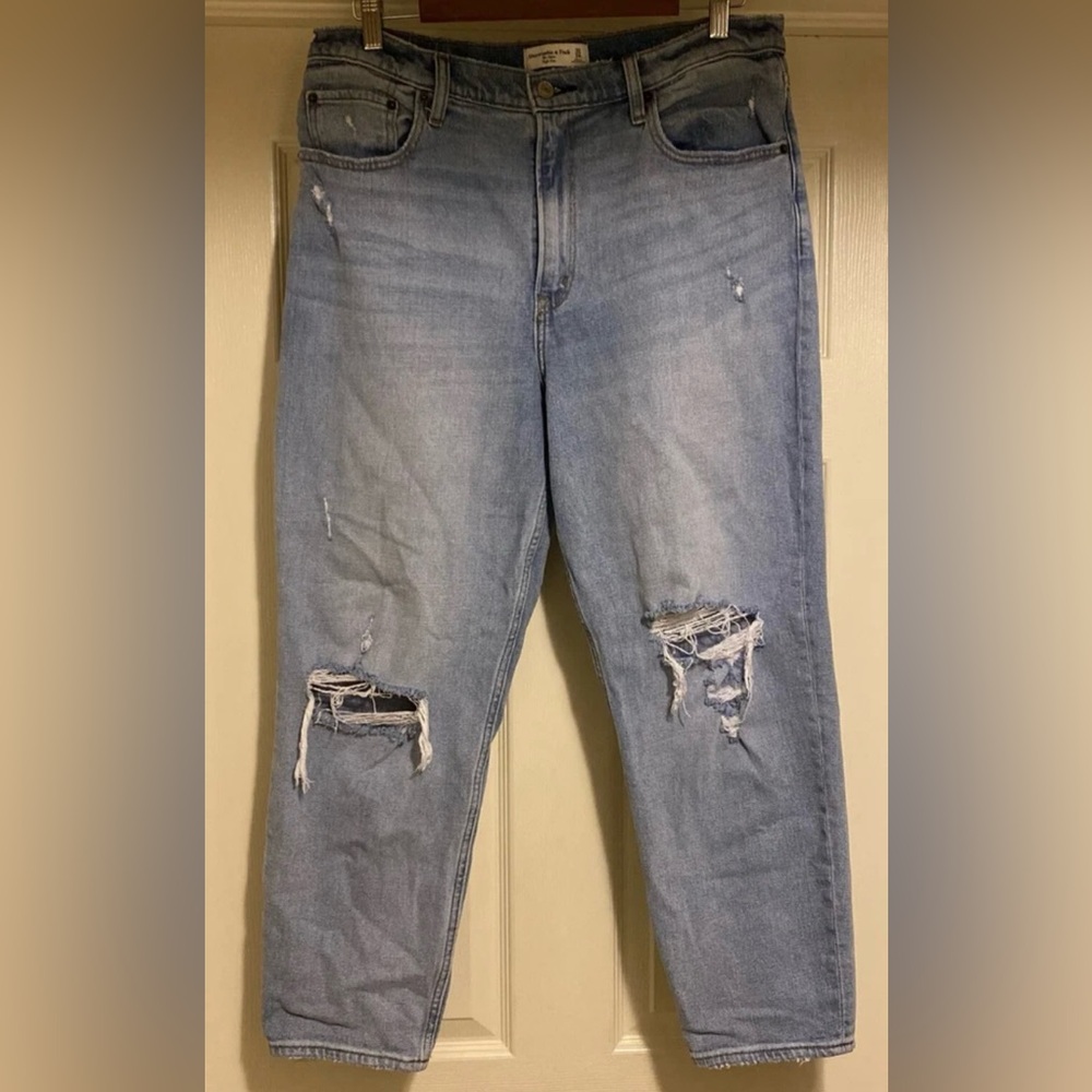 Abercrombie & Fitch The Mom High Rise Distressed Light Wash Jeans 32/14 REGULAR
